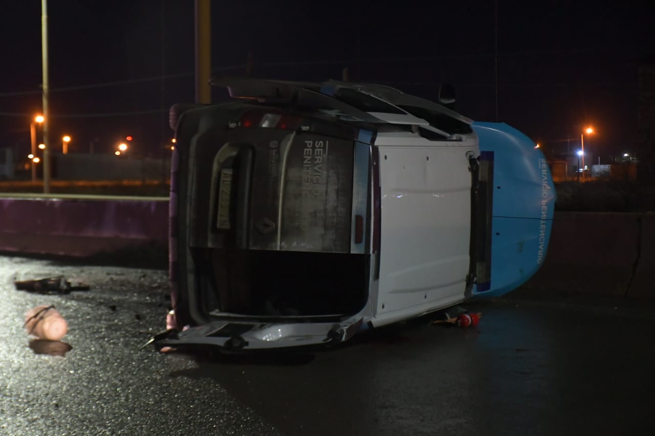 Volcó un móvil del Servicio Penitenciario en la Autovía 17 de Octubre y un hombre fue trasladado al hospital
