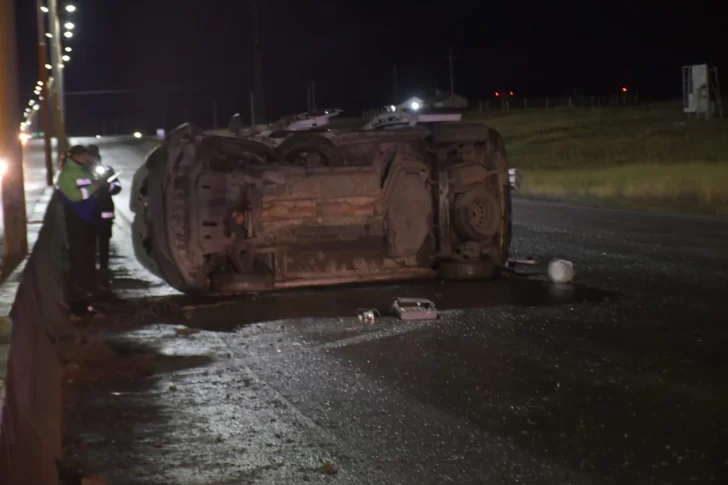 Volcó un móvil del Servicio Penitenciario en la Autovía 17 de Octubre y un hombre fue trasladado al hospital