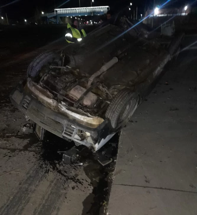 Manejaba borracho, despistó y volcó en la Autovía 17 de Octubre