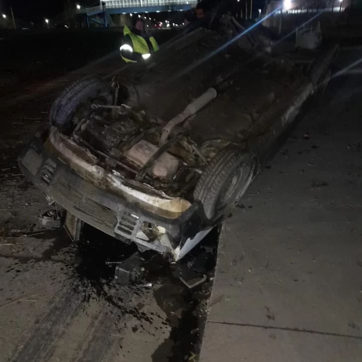 Manejaba borracho, despistó y volcó en la Autovía 17 de Octubre