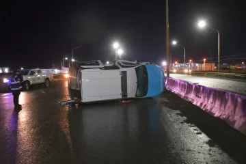 Volcó un móvil del Servicio Penitenciario en la Autovía 17 de Octubre y un hombre fue trasladado al hospital Volcó un móvil del Servicio Penitenciario en la Autovía 17 de Octubre y un hombre fue trasladado al hospital