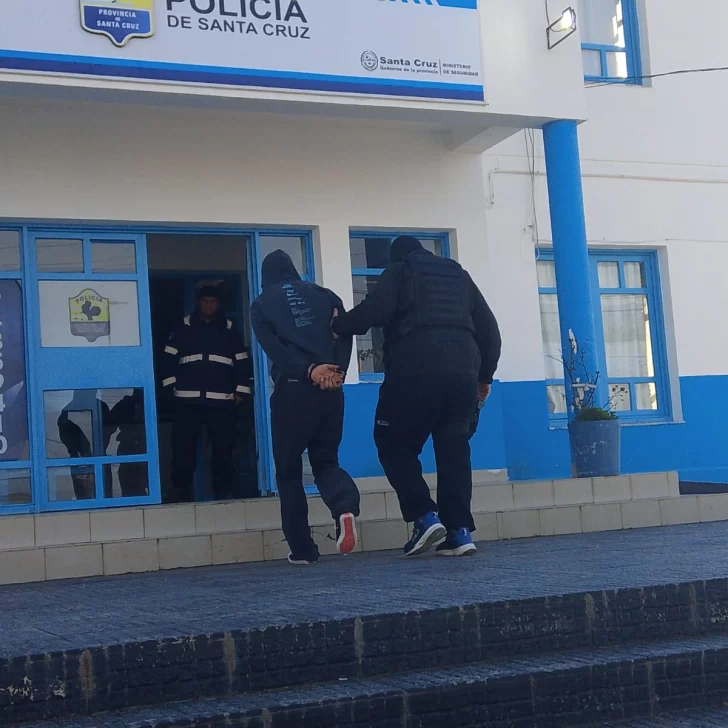 Declaró el chofer detenido con 15 kilos de cocaína y un arma en un estacionamiento de Caleta Olivia Declaró el chofer detenido con 15 kilos de cocaína y un arma en un estacionamiento de Caleta Olivia