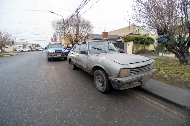  El 504 tras ser fajado por los inspectores de Tránsito. (FOTO: LEANDRO FRANCO/LA OPINIÓN AUSTRAL)