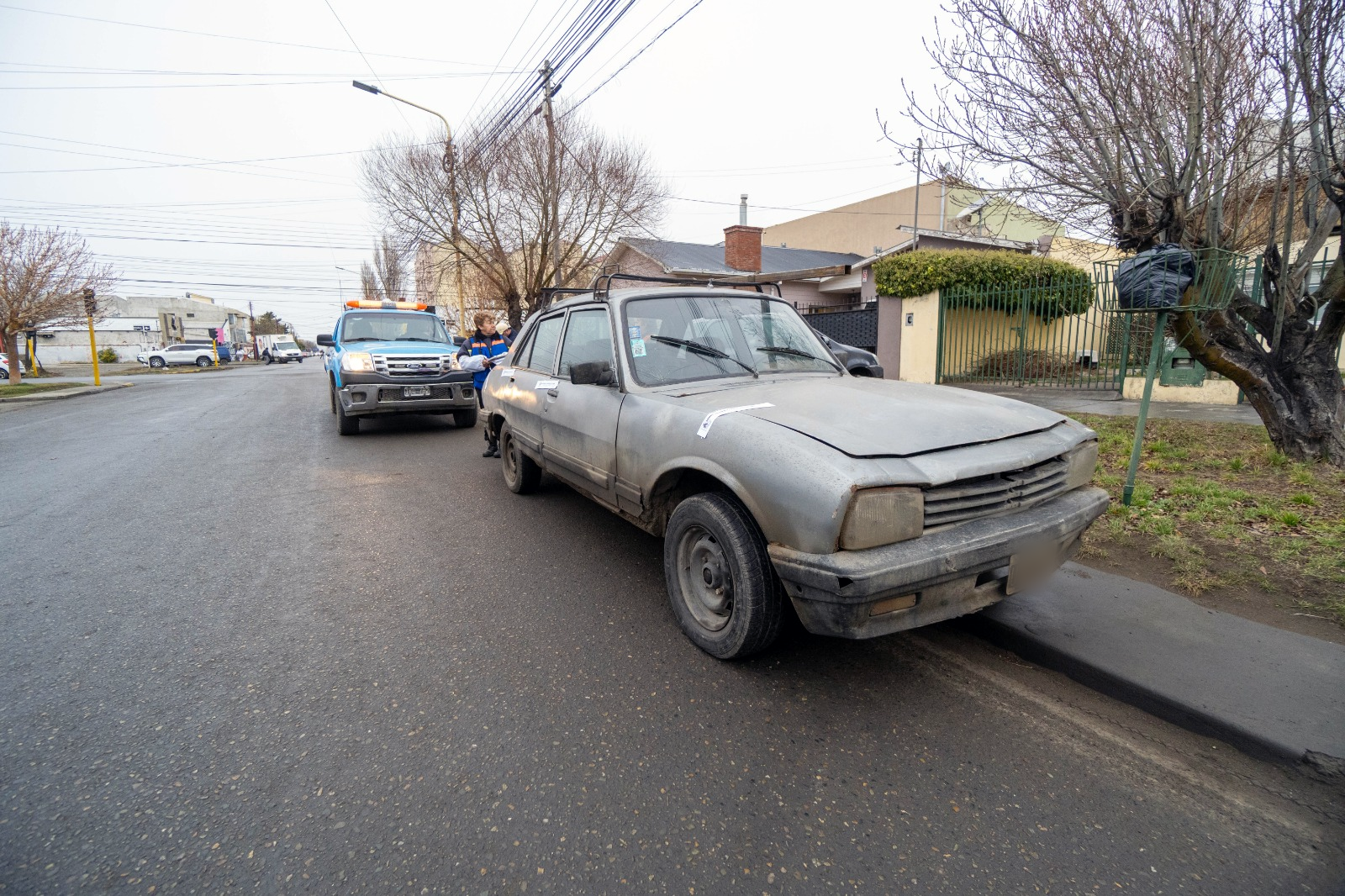  El 504 tras ser fajado por los inspectores de Tránsito. (FOTO: LEANDRO FRANCO/LA OPINIÓN AUSTRAL)