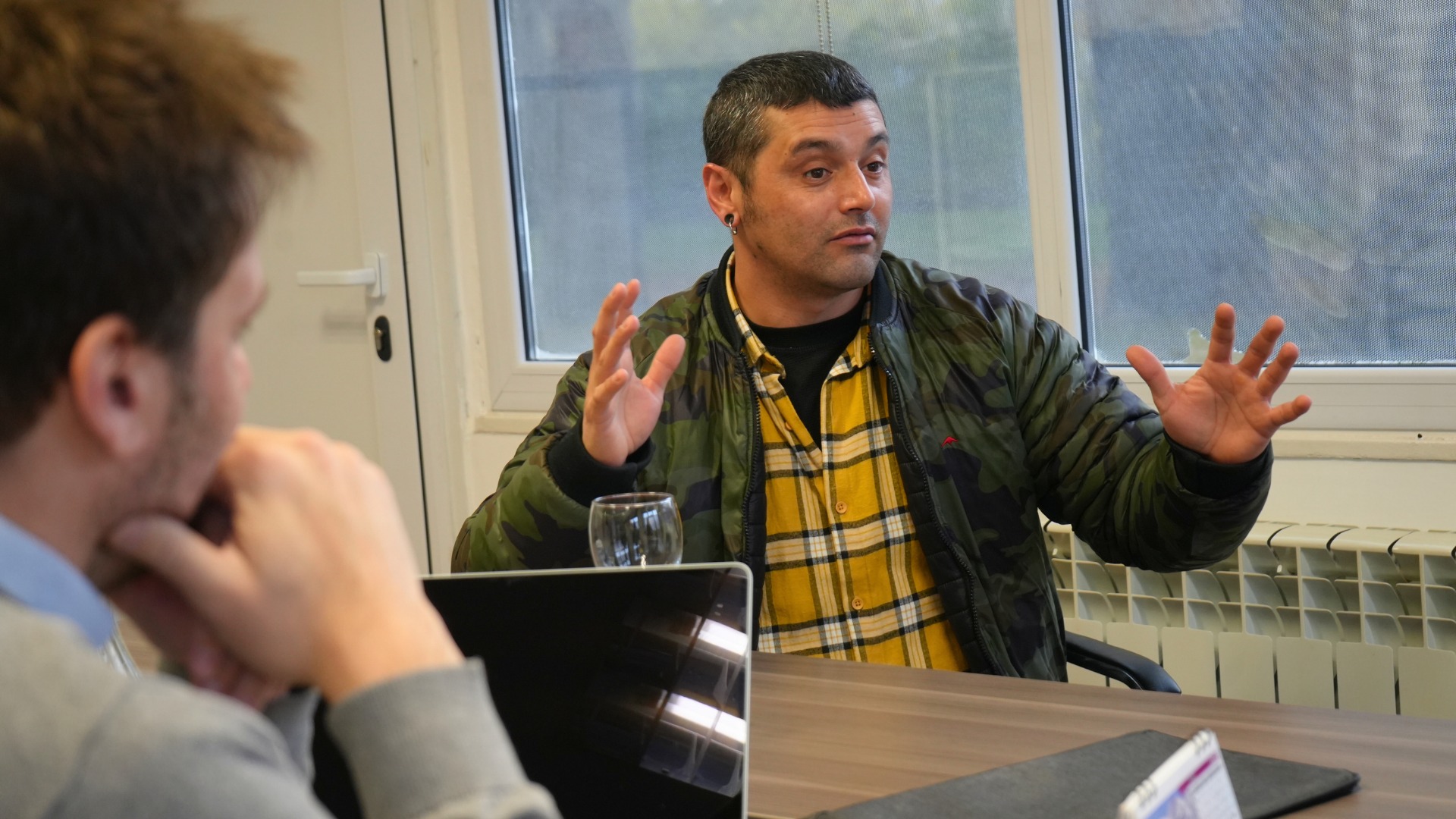  Jonathan Behm, operador de la granja piloto de cultivo de algas en Puerto San Julián. FOTO: GOBIERNO