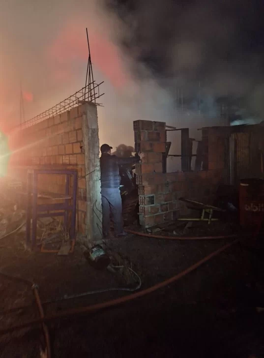  Vecinos trabajando en lo que quedó de la estructura. (FOTO: LA OPINIÓN AUSTRAL)