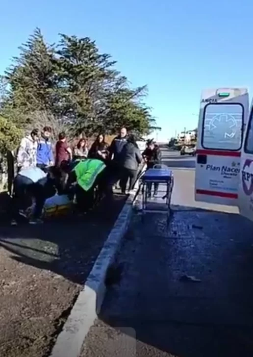  Momento en el que se trasladaba a una de las víctimas. (FOTO: ALBERTO QUINTANAL)