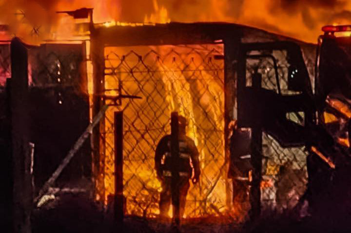  Un bombero de frente a las llamas. (FOTO: POLICÍA SANTA CRUZ)