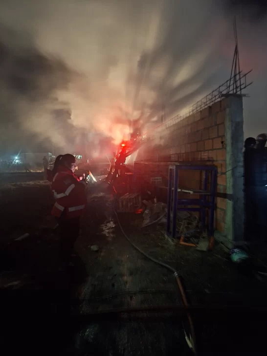  Una agente a metros de una de las pocas paredes que quedaron en pie. (FOTO: LA OPINIÓN AUSTRAL)