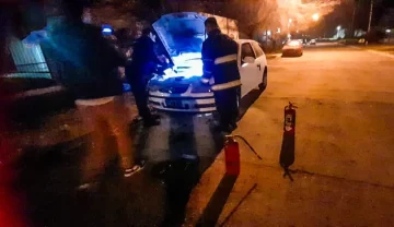 Un auto se estaba prendiendo fuego cerca del cuartel de bomberos y fue extinguido Un auto se estaba prendiendo fuego cerca del cuartel de bomberos y fue extinguido