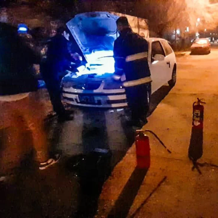 Un auto se estaba prendiendo fuego cerca del cuartel de bomberos y fue extinguido Un auto se estaba prendiendo fuego cerca del cuartel de bomberos y fue extinguido