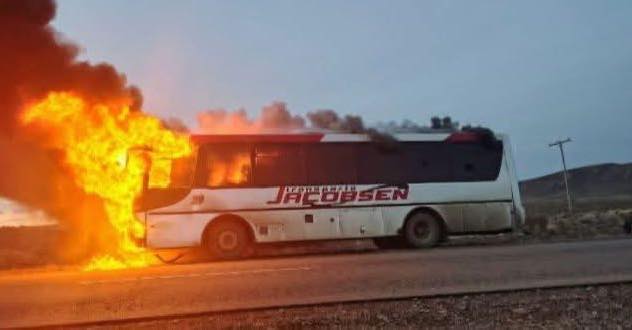 El chofer del colectivo que se incendió en ruta 40 evacuó a tiempo y le salvó la vida a 24 pasajeros