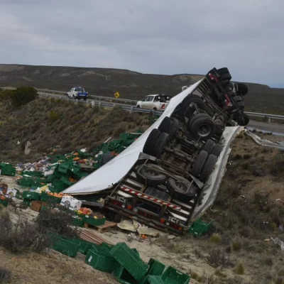 Un camión cargado con frutas y hortalizas volcó en el acceso sur de Caleta Olivia