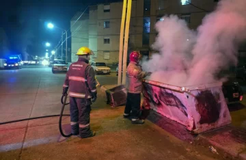 Bomberos controlaron un incendio en un container e investigan las causas Bomberos controlaron un incendio en un container e investigan las causas