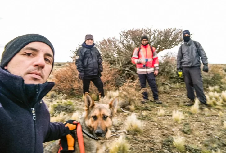  Los rescatistas junto a Kenia, la perrita que fue fundamental para encontrar a Romero. (FOTO: POLICÍA SANTA CRUZ)