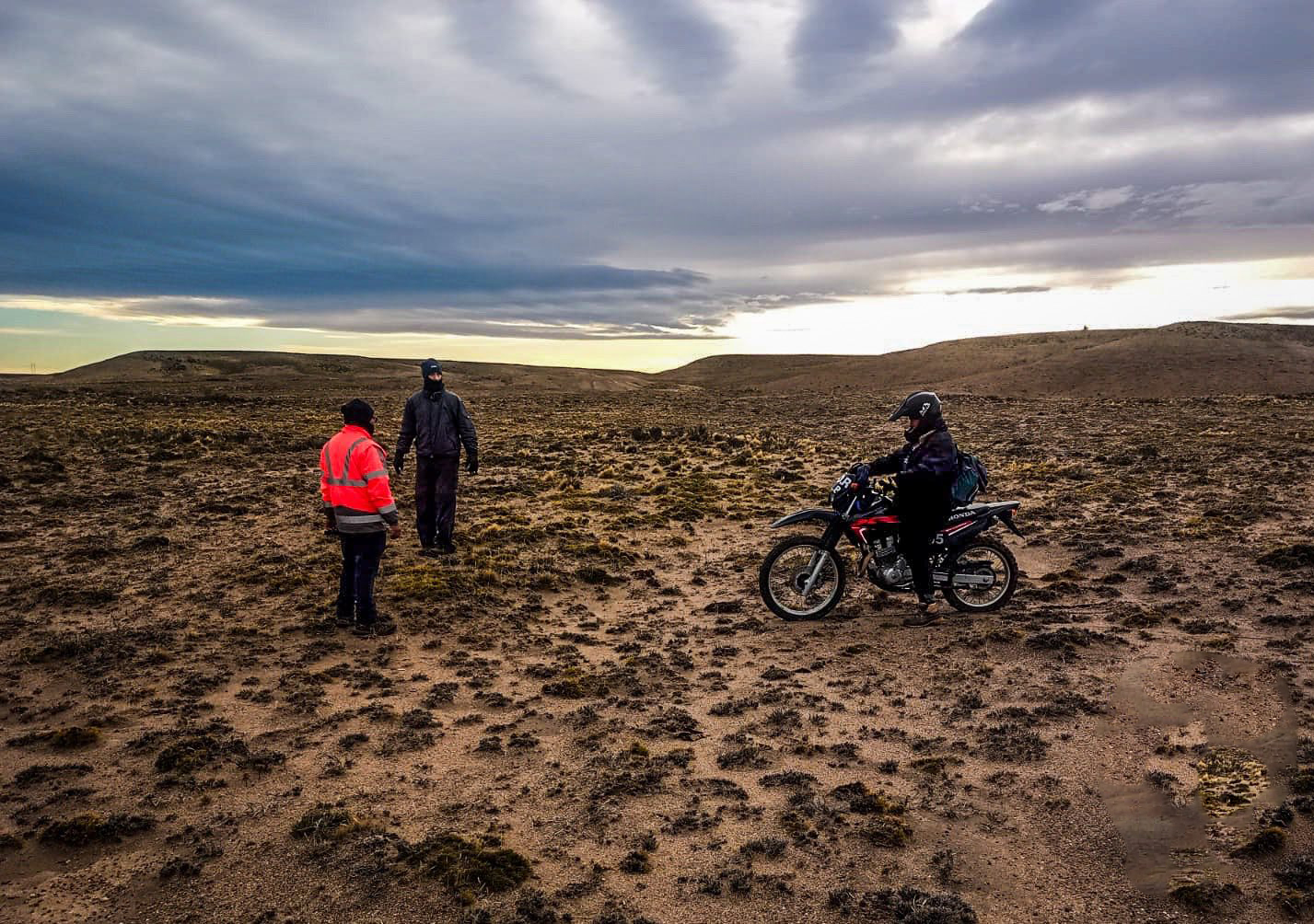  Parte de los agentes durante uno de los rastrillajes. (FOTO: POLICÍA SANTA CRUZ)