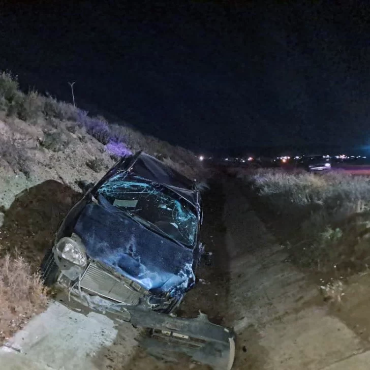 Perdió el control del auto y terminó en una canaleta de Caleta Olivia Perdió el control del auto y terminó en una canaleta de Caleta Olivia