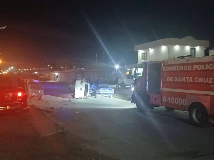  Personal de Bomberos intervino en el accidente. (FOTO: POLICÍA DE SANTA CRUZ).