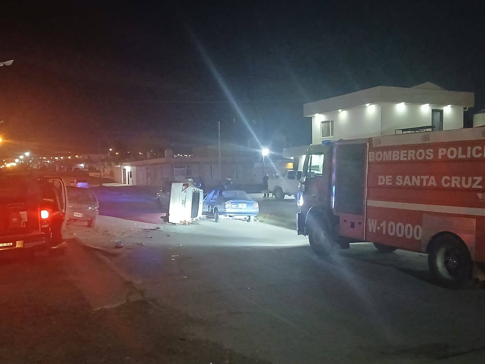  Personal de Bomberos intervino en el accidente. (FOTO: POLICÍA DE SANTA CRUZ).