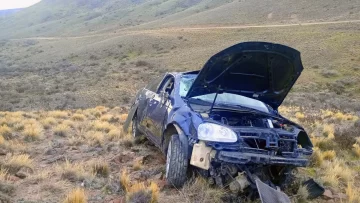 Robaron el auto de un efectivo de la Policía de Santa Cruz y lo arrojaron por un barranco Robaron el auto de un efectivo de la Policía de Santa Cruz y lo arrojaron por un barranco