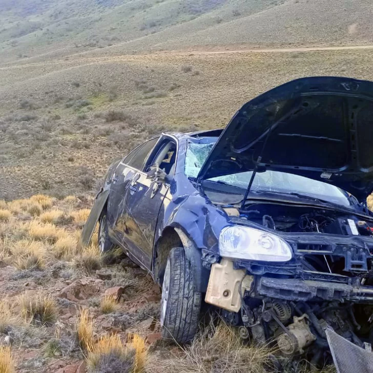 Robaron el auto de un efectivo de la Policía de Santa Cruz y lo arrojaron por un barranco Robaron el auto de un efectivo de la Policía de Santa Cruz y lo arrojaron por un barranco