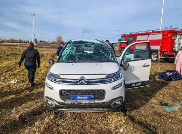 Importantes daños materiales tras cinematográfico vuelco en uno de los ingresos a Pico Truncado Importantes daños materiales tras cinematográfico vuelco en uno de los ingresos a Pico Truncado