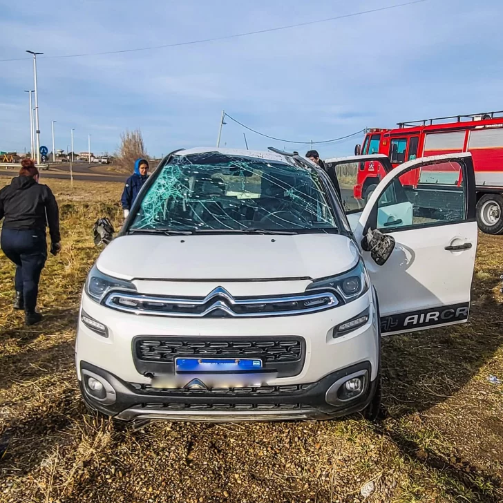 Importantes daños materiales tras cinematográfico vuelco en uno de los ingresos a Pico Truncado Importantes daños materiales tras cinematográfico vuelco en uno de los ingresos a Pico Truncado
