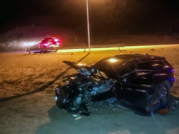 Un conductor salvó su vida tras un impactante choque en la madrugada Un conductor salvó su vida tras un impactante choque en la madrugada