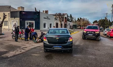 Un motociclista con lesiones tras un violento choque con un auto Un motociclista con lesiones tras un violento choque con un auto