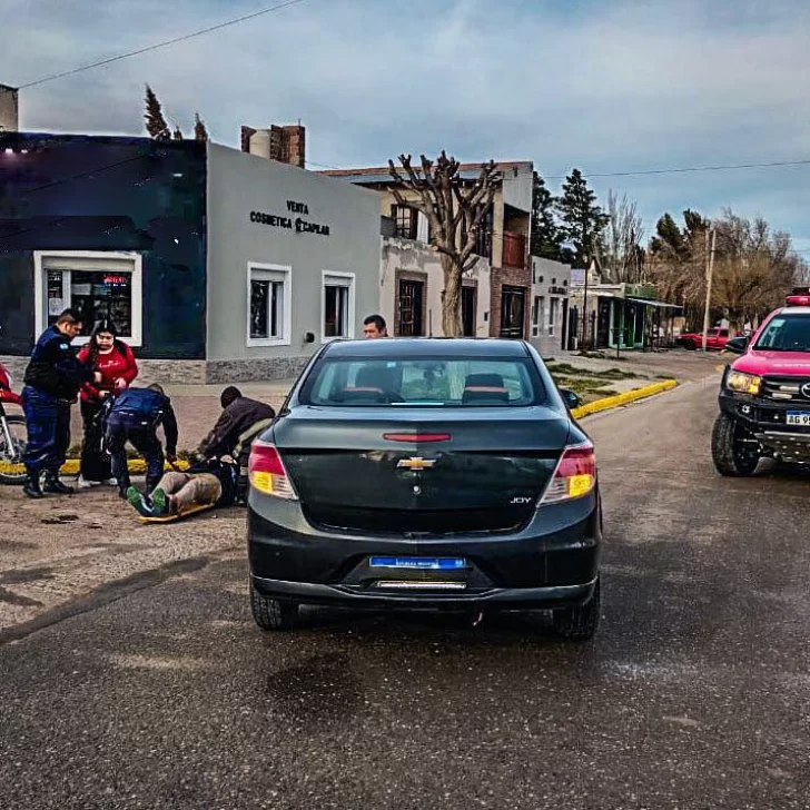 Un motociclista con lesiones tras un violento choque con un auto Un motociclista con lesiones tras un violento choque con un auto