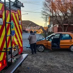 Su auto se prendía fuego y lo pudo controlar con un extintor