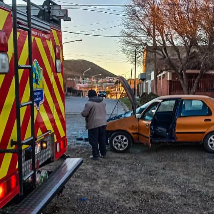 Su auto se prendía fuego y lo pudo controlar con un extintor