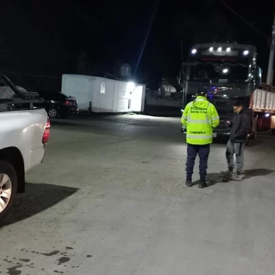 Un camión salía de Santa Cruz con más de 200 caños de manera irregular y lo detuvieron