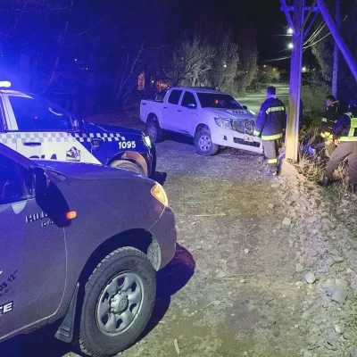 No pudo maniobrar y terminó chocando contra un poste en Perito Moreno No pudo maniobrar y terminó chocando contra un poste en Perito Moreno