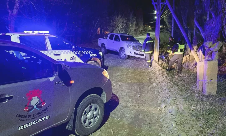No pudo maniobrar y terminó chocando contra un poste en Perito Moreno
