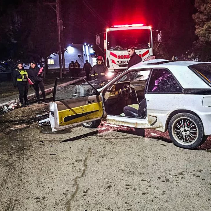Impactante colisión entre tres vehículos en Piedra Buena: un conductor fue hospitalizado