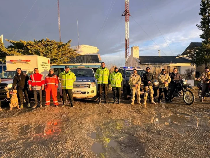  Todo el equipo que trabajó para dar con el trabajador rural. (FOTO: POLICÍA SANTA CRUZ)