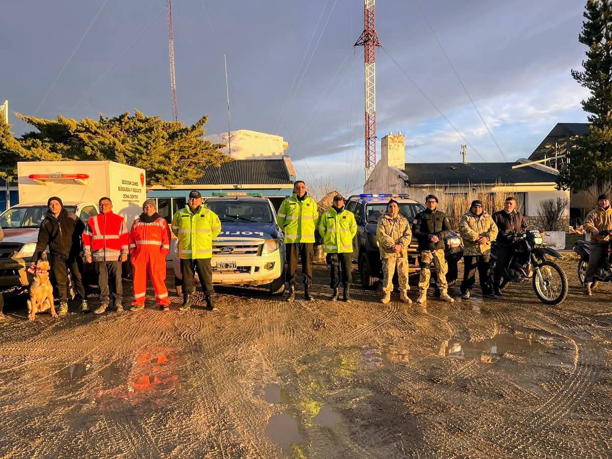  Todo el equipo que trabajó para dar con el trabajador rural. (FOTO: POLICÍA SANTA CRUZ)