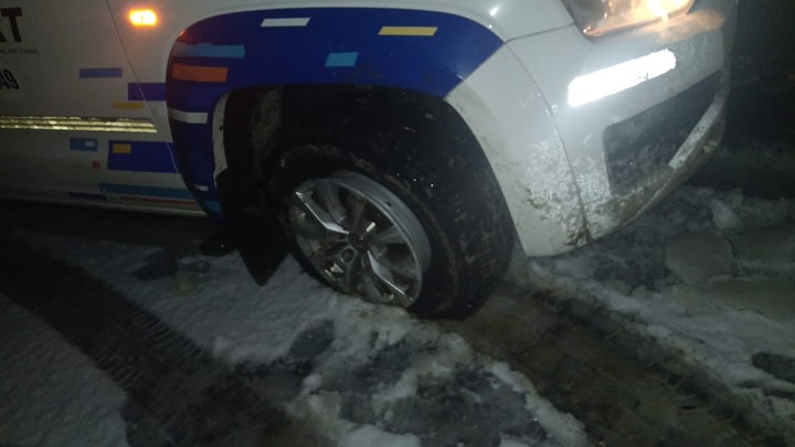  Una de las ruedas y el estado de la calzada. (FOTO: POLICÍA SANTA CRUZ)