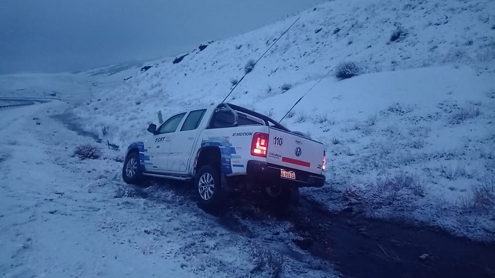 Perdió el control de la camioneta por la nieve en la calzada y volcó en la Ruta N°40 cerca de Río Turbio