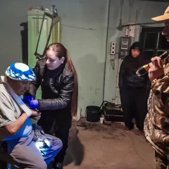 Un peón rural se fracturó el brazo en una zona remota de una estancia y Bomberos de Santa Cruz lo rescataron
