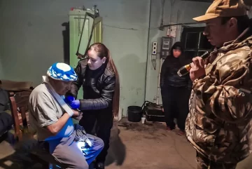 Un peón rural se fracturó el brazo en una zona remota de una estancia y Bomberos de Santa Cruz lo rescataron Un peón rural se fracturó el brazo en una zona remota de una estancia y Bomberos de Santa Cruz lo rescataron