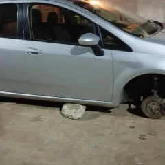 Buscan a ladrones que le sacaron tres ruedas a un auto en plena madrugada