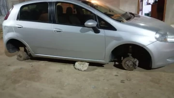 Buscan a ladrones que le sacaron tres ruedas a un auto en plena madrugada Buscan a ladrones que le sacaron tres ruedas a un auto en plena madrugada