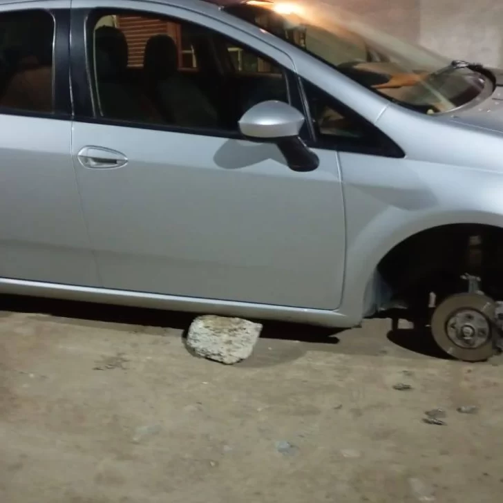 Buscan a ladrones que le sacaron tres ruedas a un auto en plena madrugada Buscan a ladrones que le sacaron tres ruedas a un auto en plena madrugada