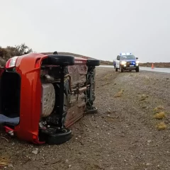 Una familia fue rescatada tras un impactante vuelco cerca de Perito Moreno