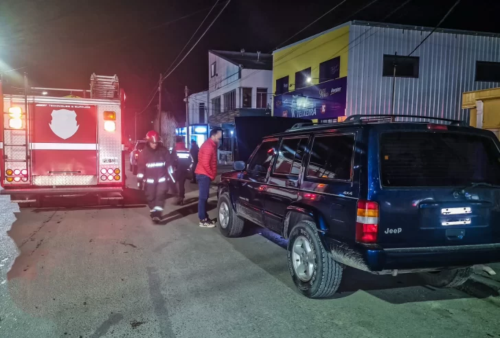  Una autobomba cerca del auto siniestrado. (FOTO: POLICÍA SANTA CRUZ)