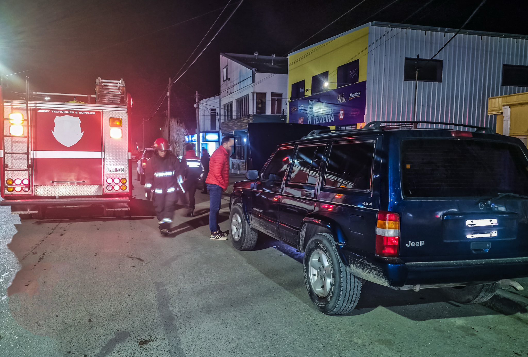  Una autobomba cerca del auto siniestrado. (FOTO: POLICÍA SANTA CRUZ)