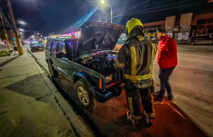 Una camioneta largó humo y generó alarma, pero fue controlada por Bomberos