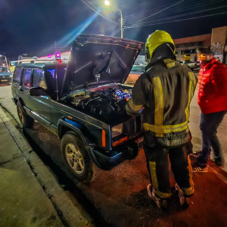 Una camioneta largó humo y generó alarma, pero fue controlada por Bomberos Una camioneta largó humo y generó alarma, pero fue controlada por Bomberos
